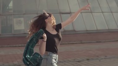 Güzel esmer kız açık havada ağır çekimde günbatımında çalışan