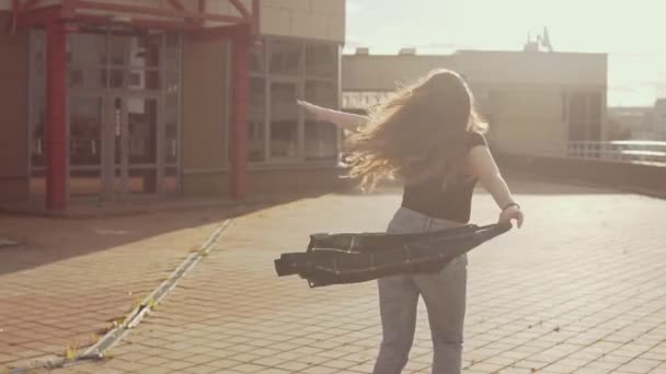 Portret van mooie brunette meisje plezier bij zonsondergang buitenshuis in slow motion — Stockvideo