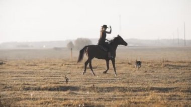 Güzel bir kadın ile köpek gündoğumu alan, At Binme. At, genç çoban kız