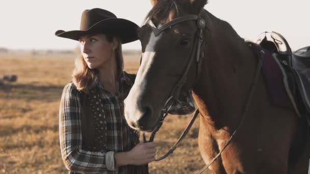 Mittlere Aufnahme eines jungen Mädchens, das Pferd streichelt und umarmt. schöne Frau mit Pferd — Stockvideo