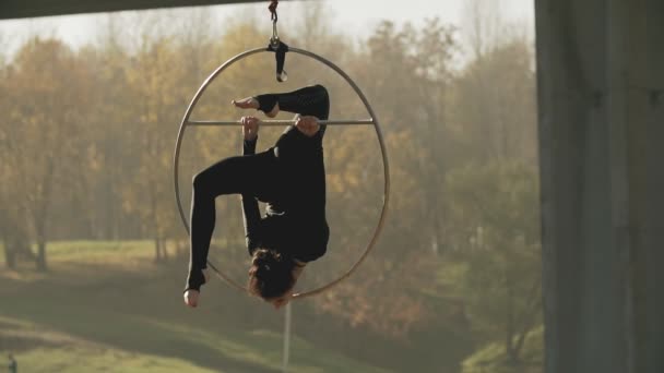 Flexibel brunett med nakna fötter hänger i ringen för luftakrobatik i slo-mo — Stockvideo