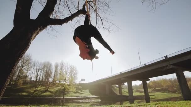 Lucht Turnen vrouw voert acrobatiek trucs op luchtfoto hoepel — Stockvideo