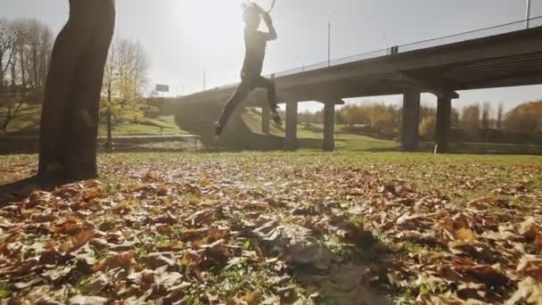 Силуэт женщины, делающей некоторые акробатические элементы на воздушном обруче на открытом воздухе — стоковое видео