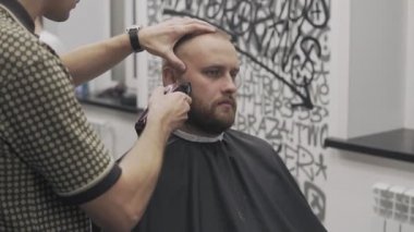 Kuaför tıraş sakal tıraş. Tıraş sakallı adam yavaş hareket