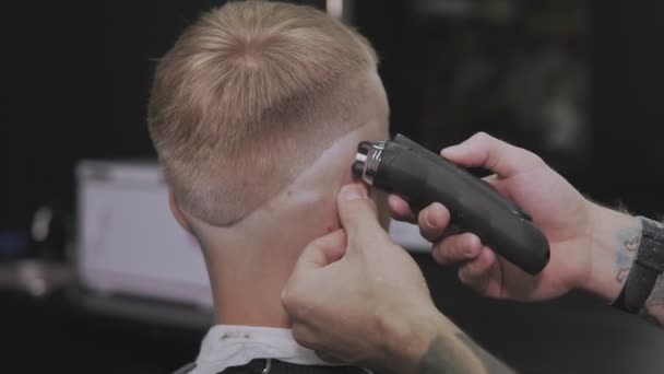 Estilo con trimmer eléctrico. Peluquería hombre con afeitadora eléctrica — Vídeos de Stock