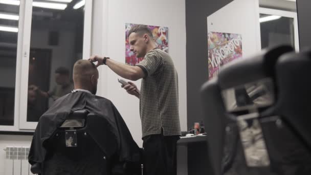 Profesionální kadeřnice stříhat vlasy s zastřihovač vlasů. Muž kadeřnictví — Stock video