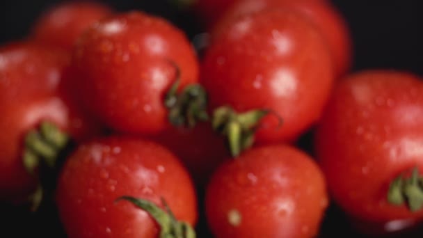 Tomates de cerca extremos con gotas de agua. Efecto de desenfoque con espacio de copia — Vídeo de stock