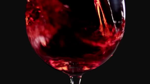 Töltés pohár vörös bor szuper lassú makro lövés, fekete háttér