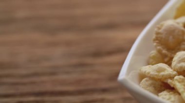 Yakın yukarı beyaz kase mısır gevreği. Sağa kaydırın