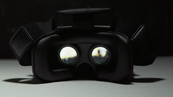 Film spelen binnen virtuele realiteit apparaat 's nachts op witte tafel. 4k Uhd — Stockvideo