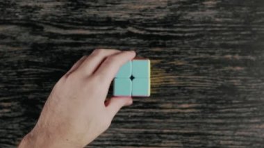 Minsk, Beyaz Rusya - 20 Kasım 2017: Rubiks Cube çözme çocuklar elleri. Üstten Görünüm