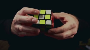 Minsk, Beyaz Rusya - 20 Kasım 2017: 3 x 3 x 3 Rubiks Cube çözme çocuklar elleri