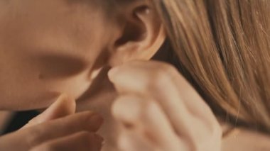 Zarif kadın güzel küpe ile. Yakın çekim