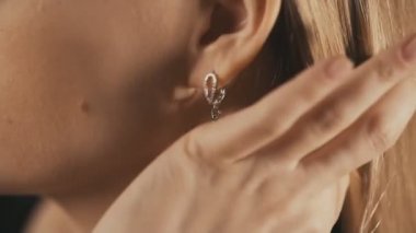 Güzel kadın güzel küpe koyar. Yakın çekim