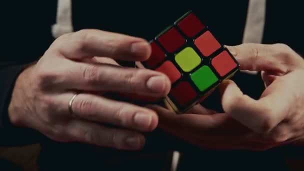 민스크, 벨로루시-11 월 20 일, 2017: 소년 손 Rubiks 큐브 3 x 3 x 3를 해결 — 비디오