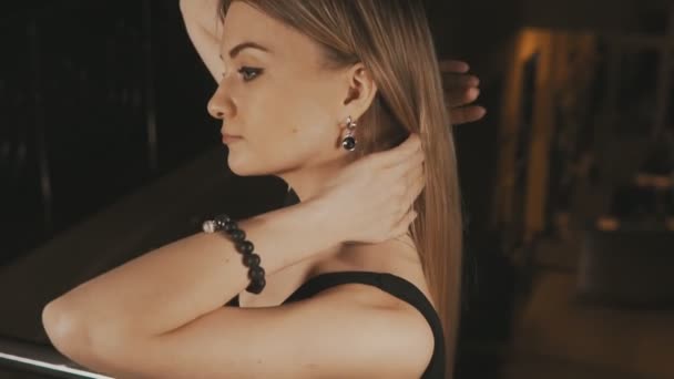 Elegante Frau mit schönen Ohrringen. Nahaufnahme — Stockvideo