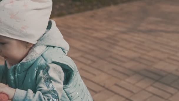 어린 소녀 슬로우 모션에서 보도에 핑크 스쿠터 타고 간다 — 비디오