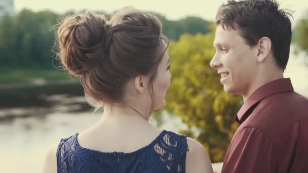 Boldog fiatal pár élvezi a meghitt pillanatot. Érzéki pillanat a naplemente szerelem — Stock videók