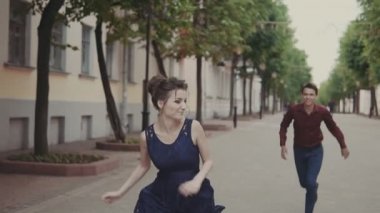 Yakışıklı adam güzel kız arkadaşı yakalamak deneyin. Erkek ve kadın eğlenmek