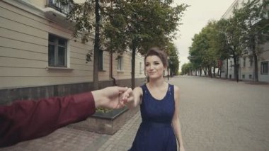 Güzel esmer kadın önde gelen erkek arkadaşı sokakta çalışan. Seyahat konsepti