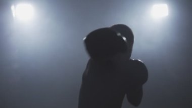 Muay Thai Fighter yumruk ve kamera bakıyor. Kickboxer eğitimi