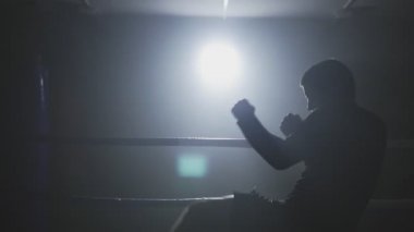 Dumanlı yüzük Muay Tayland avcı eğitimi. Dumanlı spor salonunda Kickboxer boks