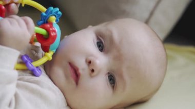 Yatakta yatan küçük çocuk. Çocuk ve ebeveyn sevgisi Bakımı kavramı