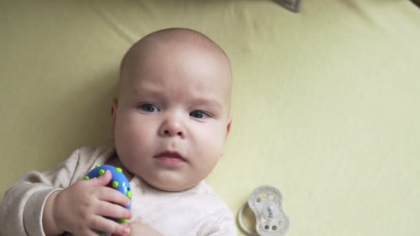 Κοντά στο μωρό ξαπλωμένο στο κρεβάτι. Ιδέα παιδικής ηλικίας, βρεφικής κούνιας και ανθρώπων — Αρχείο Βίντεο