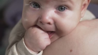 Sevimli küçük bebek anne elleri kamera bakıyor. Ebeveyn aşkı konsepti