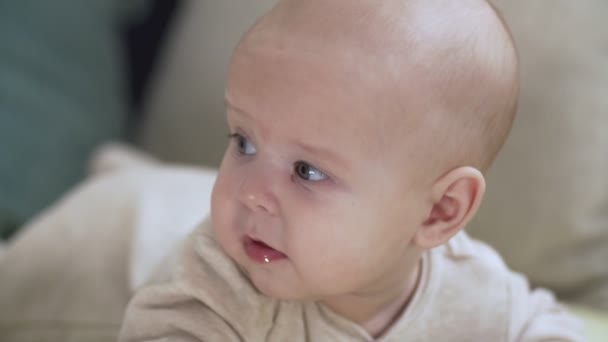 ベッドの上で赤ん坊の luying のクローズアップ。子供時代、幼児と人のコンセプト — ストック動画
