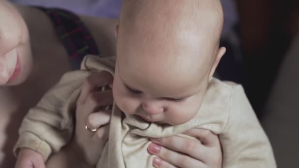 Mãe e seu bebê recém-nascido. Mãe feliz e bebê beijando e abraçando . — Vídeo de Stock