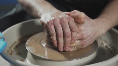 Vazo kil oluşturma. Heykeltraş atölye sürahi kil closeup dışarı yapar