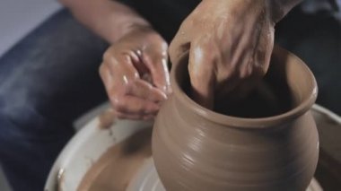 Ellerin yakın çekim yavaşça kilden doğru şekilli el yapımı oluşturmak