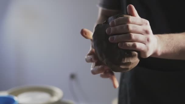 Mains de potier pétrit argile — Video