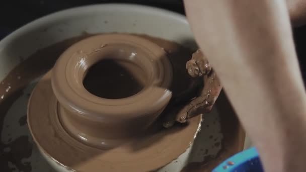 Man werkt met Potters Wheel en Clay. Klei op Potters wiel — Stockvideo