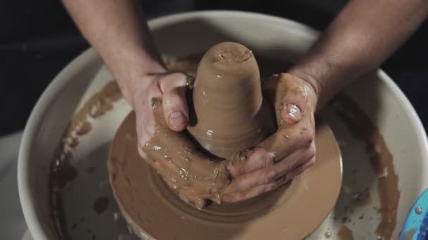 Visão superior de mãos trabalham com barro. Potter molda o produto de argila na roda de oleiros — Vídeo de Stock