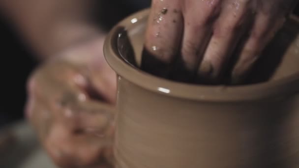 男は陶芸家の車輪と粘土で働く。手仕事と粘土焼の陶磁器 — ストック動画
