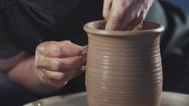ポッターは、スローモーションで陶器を回転させるポッターズ旋盤で製品を作成します — ストック動画
