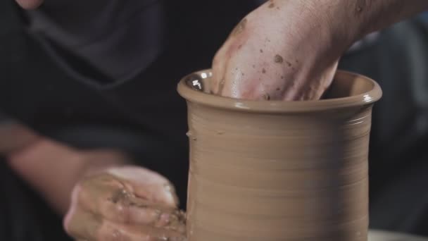 Gros plan du potier travaillant avec de l'argile sur la roue des potiers. Homme créer doucement cruche — Video