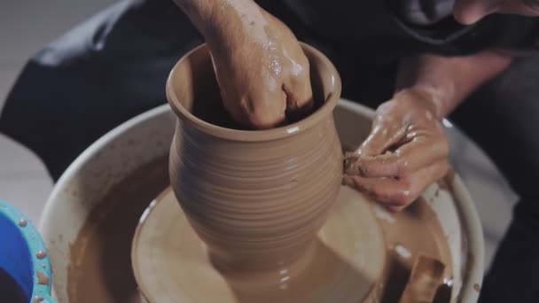 Potter creëert product op Potters draaibank Spinning aardewerk in slow motion — Stockvideo