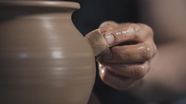 Man händer att göra ler kanna. Potter torr lerkanna med torktumlare. Handgjorda. Hantverk. — Stockvideo