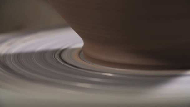 粘土壶在慢动作中旋转的特写。手工制作和工艺概念 — 图库视频影像