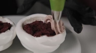Krem ile Pavlova dekorasyon çöl. Şekerlemeci çanta ile kek yapma