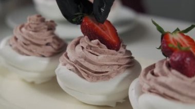 Çilek ile Pavlova dekorasyon tatlı. Lezzetli kek üzerine tereyağı krema