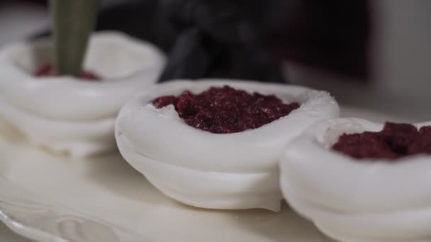 パブロヴァーのデザートを充填する菓子。ケーキを作るホームベーカリーコンセプト — ストック動画