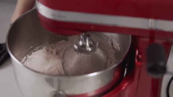 Blandningskräm med mixer. Matlagning av grädde deg med röd mixer. Grädde för kaka — Stockvideo