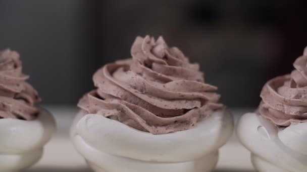 Primo piano dei Dolci di Pavlova con panna. Fotocamera scorrevole destra — Video Stock