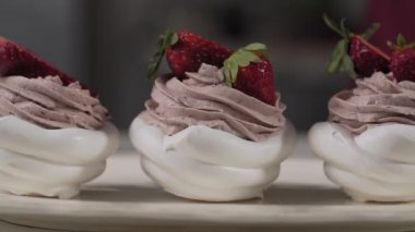 Çilek ile dekorasyon pasta. Tatlılarda tereyağı kreması. Ev fırın konsepti