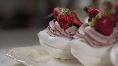 Krem ve çilek ile Pavlova Tatlılar. Kamera slaytı sağ
