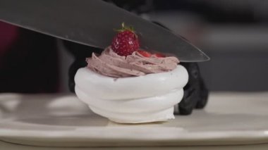 Krema ve çilek ile Pavlova tatlılar kesme fırıncı yakın